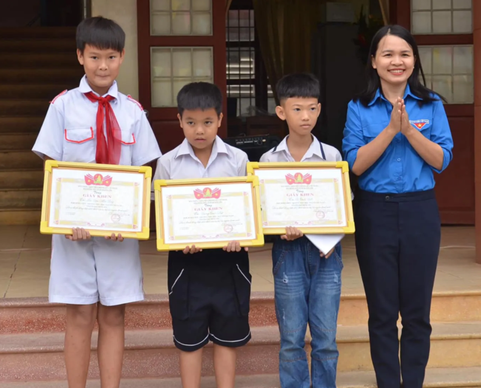 Học sinh nhặt được của rơi, trả lại người đánh mất: Câu chuyện đẹp của năm 2019 - 6 Học sinh nhặt được của rơi, trả lại người đánh mất: Câu chuyện đẹp của năm 2019 - 6
