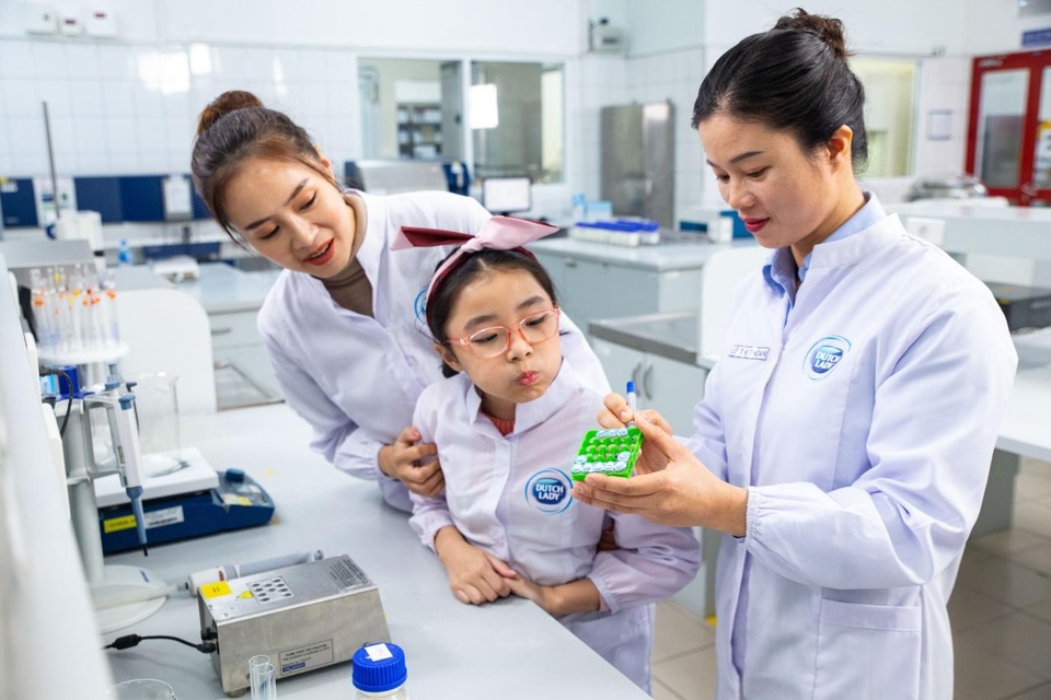 Hồng Diễm trải nghiệm 4 “cửa ải” kiểm soát chất lượng “gắt” của sữa tươi Cô Gái Hà Lan - 3 Hồng Diễm trải nghiệm 4 “cửa ải” kiểm soát chất lượng “gắt” của sữa tươi Cô Gái Hà Lan - 3
