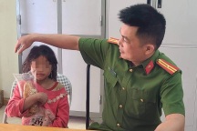 Bé gái bị bỏ đói: Bố mẹ đều nghiện ma túy, 11 tuổi không được tới trường