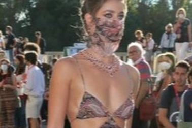 'Thiên thần nội y" tự tin "khoe" ngực phẳng lì