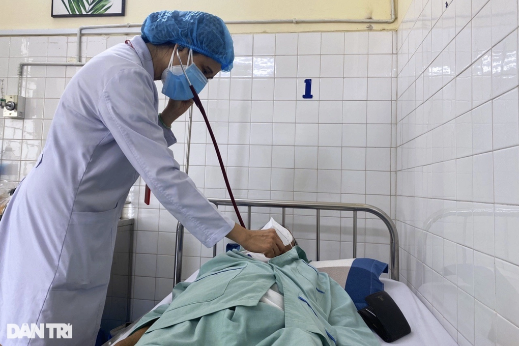 TPHCM: Người đàn ông bất ngờ ngã gục khi đi mua cà phê giữa trời nắng nóng - 2 TPHCM: Người đàn ông bất ngờ ngã gục khi đi mua cà phê giữa trời nắng nóng - 2