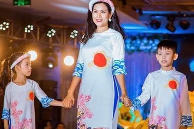 Nguyệt của “Phía trước là bầu trời” đưa hai con đi trình diễn thời trang