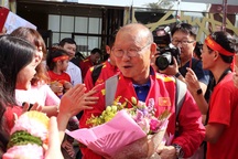 Đội tuyển Việt Nam có mặt tại UAE, thầy Park nhận quà sinh nhật đặc biệt