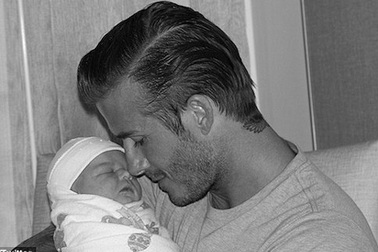 Victoria Beckham khoe ảnh con gái