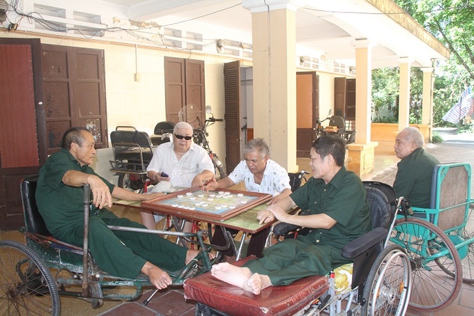 Các thương bệnh, binh tại Trung tâm chơi cờ tướng để rèn luyện trí nhớ.