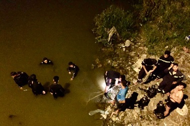 Hàng chục "người nhái" tìm kiếm nam thanh niên nhảy cầu