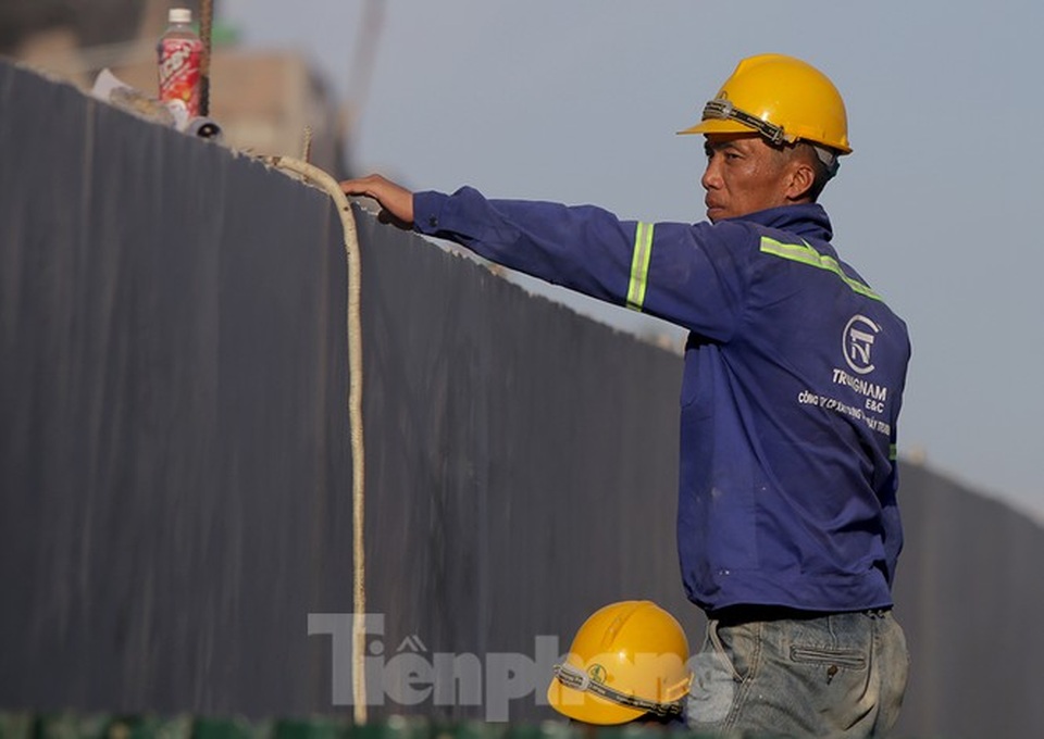 Công nhân phơi mình dưới trời nắng đổ lửa ở Hà Nội - 3