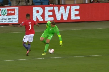 Thủ thành Manuel Neuer tái hiện pha bóng kinh điển của Johan Cruyff