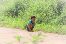 Hết dịch Covid-19, cậu bé Điểu Khuy Ních sẽ được mẹ đưa đi lắp chân giả