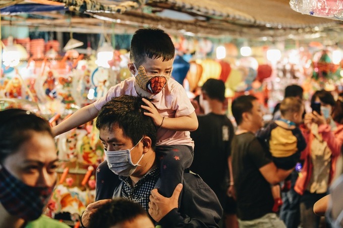 Người Sài Gòn đeo khẩu trang, đón Trung thu sớm trên phố lồng đèn - Ảnh 3.