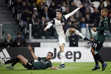Ronaldo tiếp tục tỏa sáng, Juventus xây chắc ngôi đầu