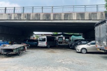 Sau phản ánh trên Dân trí, TPHCM yêu cầu di dời 2 điểm giữ xe ở dạ cầu