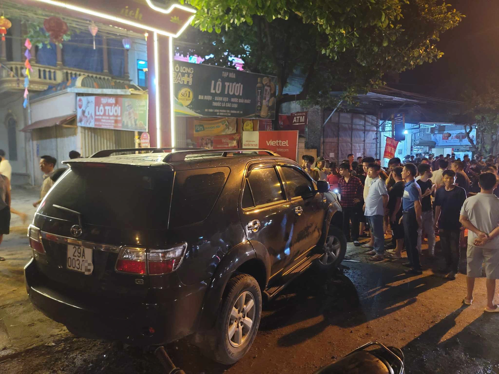 Hà Nội: Ô tô tông 3 thiếu nữ trọng thương trong đêm - 2