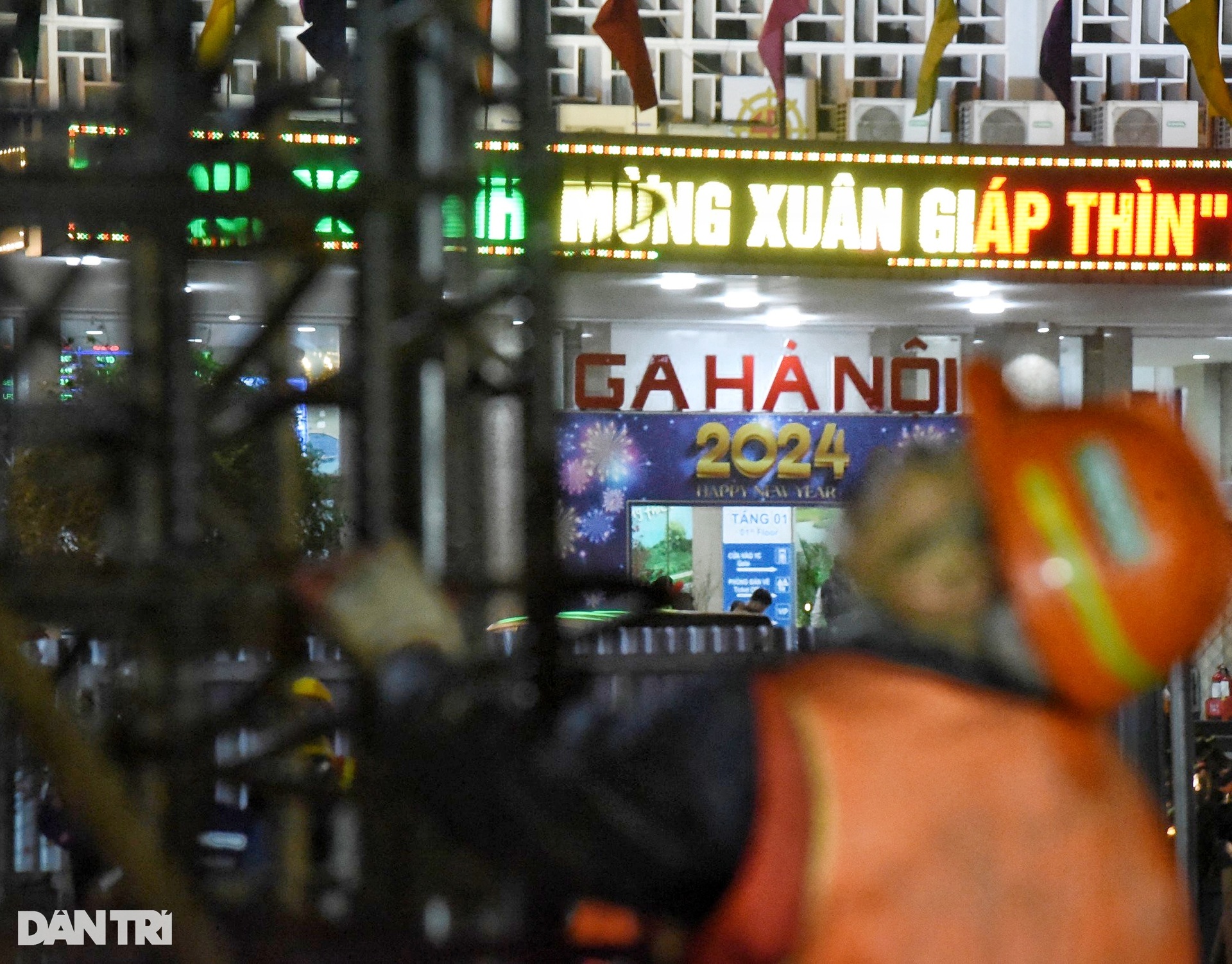 Những công nhân dầm mình trên công trường metro đêm giáp Tết - 13 Những công nhân dầm mình trên công trường metro đêm giáp Tết - 13