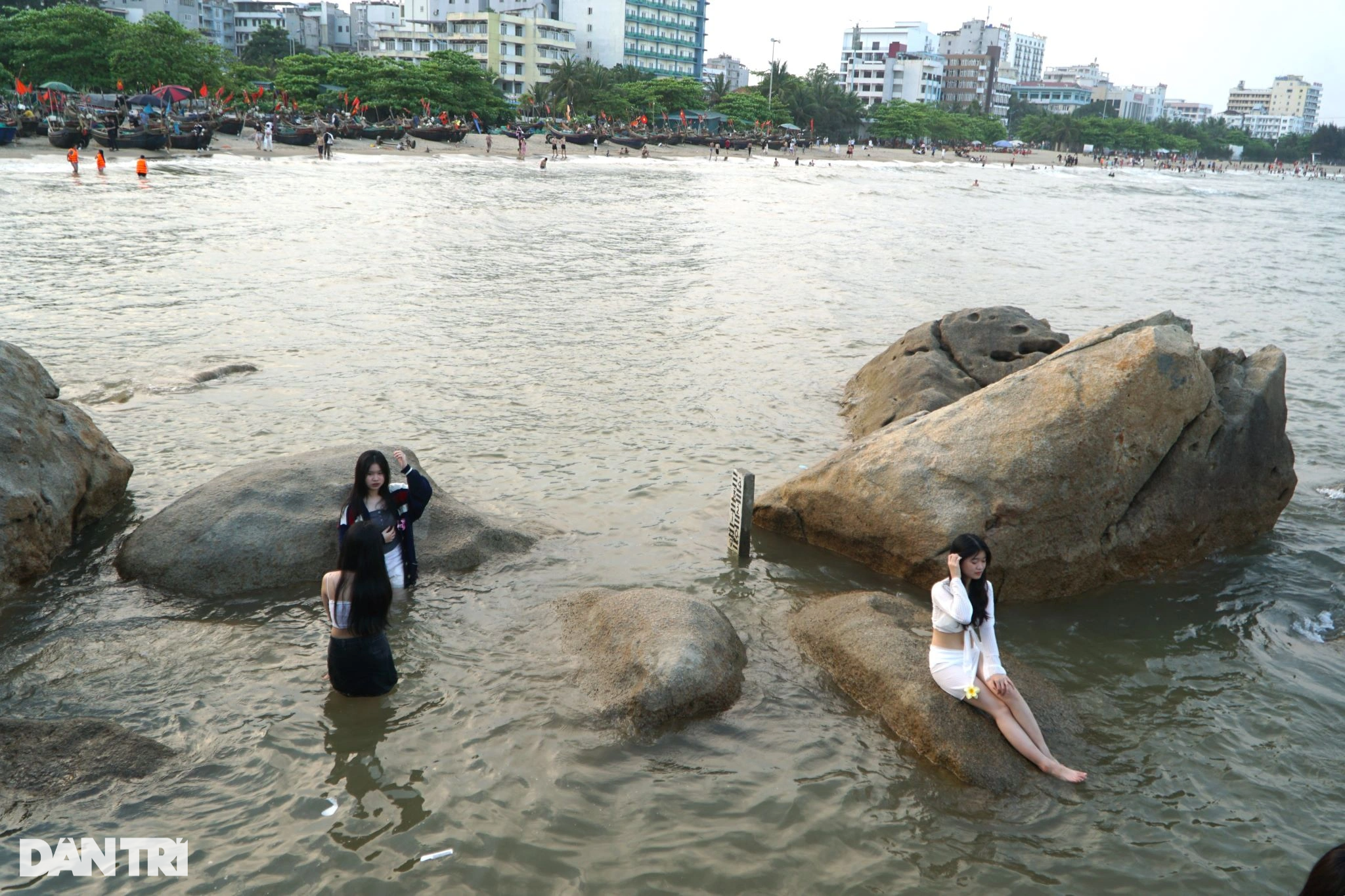 View - Biển Sầm Sơn đông nghịt trong ngày nắng nóng đầu hè | Báo Dân trí