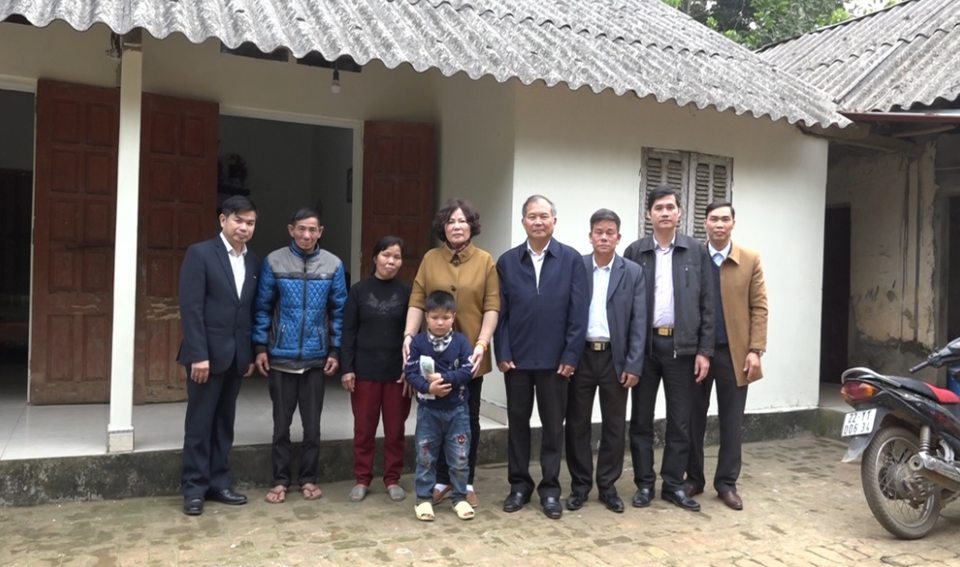 Phú Thọ: Hội Khuyến học tặng quà học sinh có hoàn cảnh đặc biệt khó khăn - 1 Phú Thọ: Hội Khuyến học tặng quà học sinh có hoàn cảnh đặc biệt khó khăn - 1