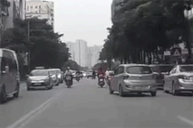 "Ninja xe máy" sang đường kiểu bất cần biết, tạt đầu gây tai nạn