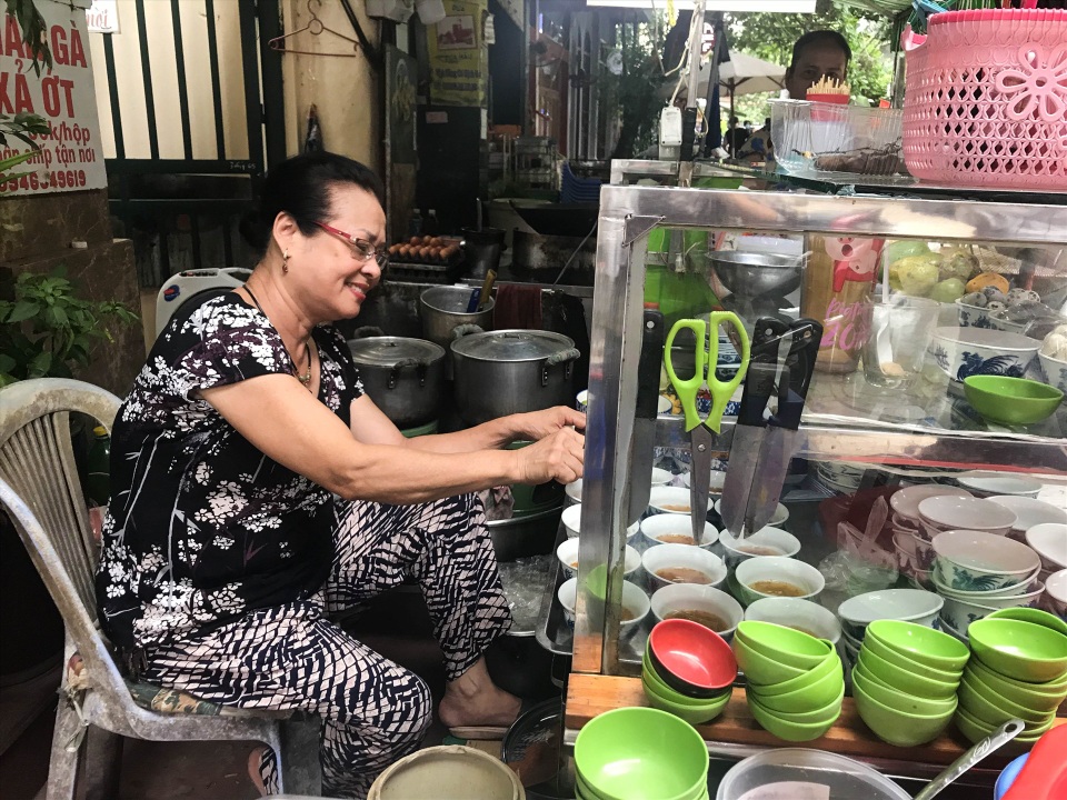 Độc đáo muốn ăn ốc phải dùng cử chỉ thay cho lời nói bán - mua - 2 Độc đáo muốn ăn ốc phải dùng cử chỉ thay cho lời nói bán - mua - 2
