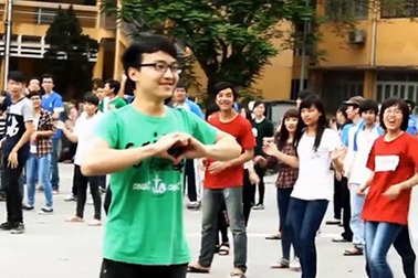 Nam sinh Bách khoa nhảy flashmob tỏ tình giữa sân trường
