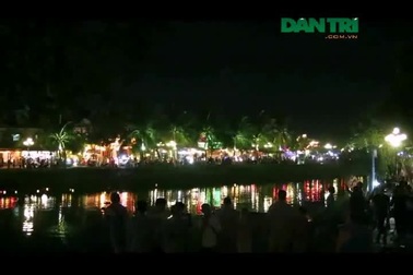 Đêm rằm tháng Tám bình yên trong khu phố cổ chỉ có người đi bộ và xe thô sơ