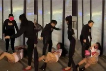 Từ những vụ đánh ghen ầm ĩ: 5 cách xử lý hậu ngoại tình khôn ngoan phụ nữ nên học tập