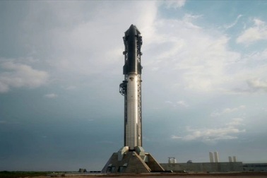 Siêu tên lửa lớn nhất của SpaceX tạm dừng phóng do sự cố kỹ thuật