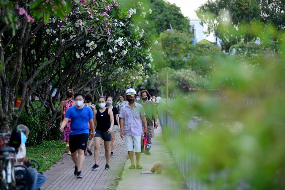 Người Sài Gòn vẫn kéo nhau ra bờ kênh tập thể dục trong mùa dịch - 3
