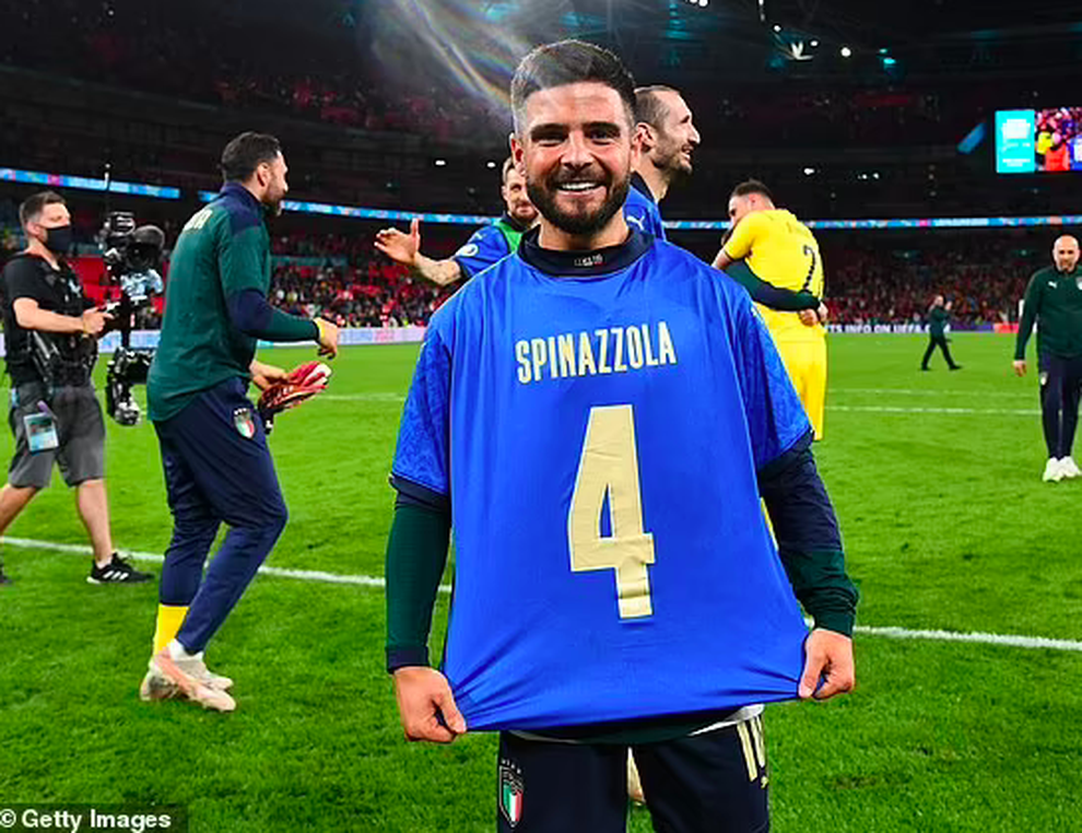 Spinazzola chống nạng đến London, chờ nhận cúp vô địch cùng tuyển Italia - 6 Spinazzola chống nạng đến London, chờ nhận cúp vô địch cùng tuyển Italia - 6