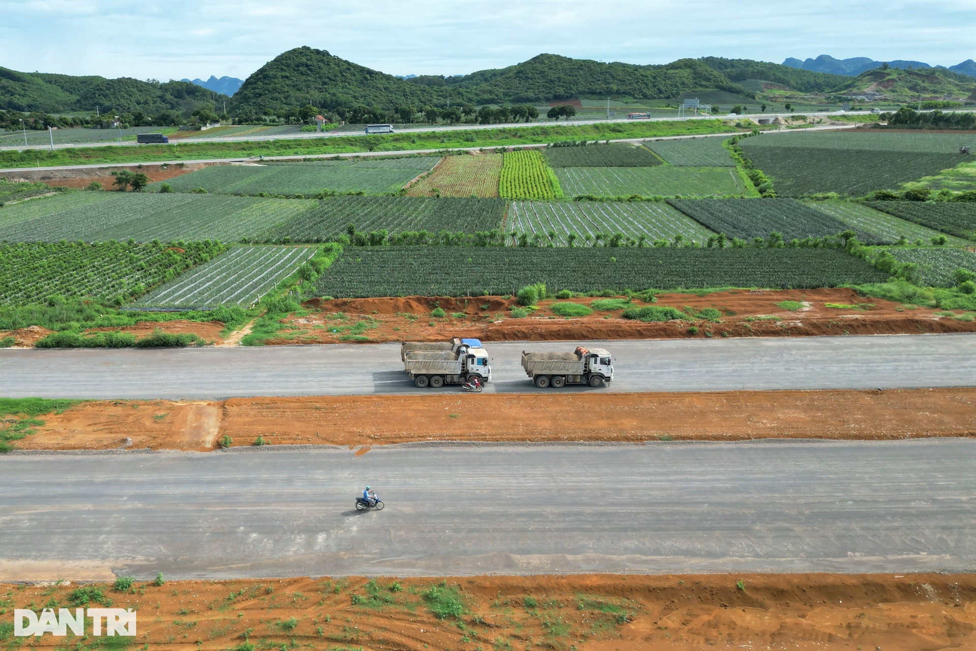 Cận cảnh tuyến đường hơn 20km tiêu tốn gần 2.000 tỷ đồng ở Ninh Bình - 4 Cận cảnh tuyến đường hơn 20km tiêu tốn gần 2.000 tỷ đồng ở Ninh Bình - 4
