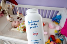 Johnson & Johnson bồi thường cá nhân 72 triệu đô la vụ phấn rôm gây ung thư