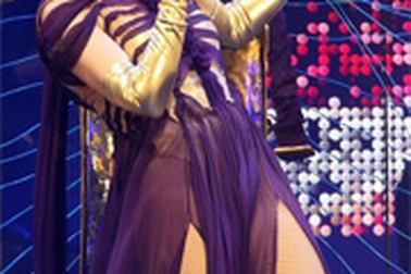 Kylie Minogue dán băng dính vào đầu gối để biểu diễn