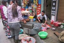 Dân Hà thành rủ nhau  “săn” thực phẩm sạch trước Tết