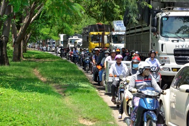 Đường vào cảng kẹt xe hơn 10 tiếng, cảnh sát giao thông “mất tăm”