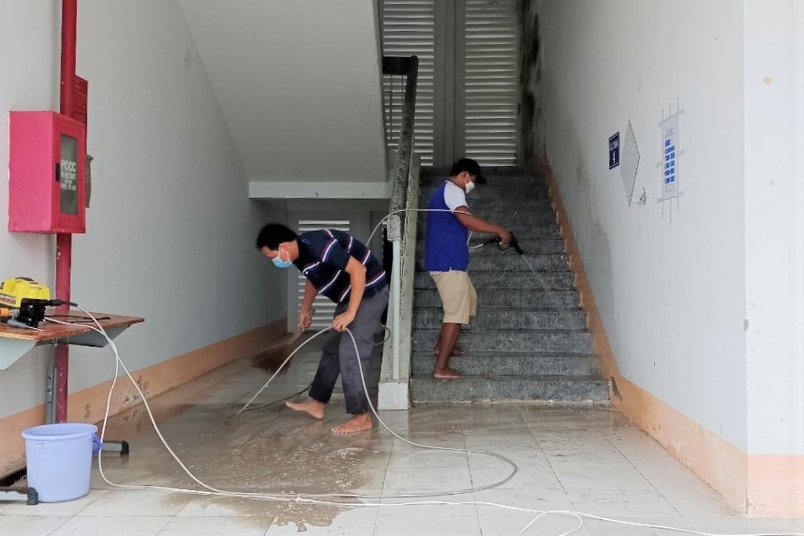 Hiệu trưởng, giáo viên hối hả vệ sinh trường đón học sinh trở lại học - 2 Hiệu trưởng, giáo viên hối hả vệ sinh trường đón học sinh trở lại học - 2