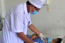 Nam sinh bị vướng dây vào cổ, đứt khí quản khi đang đi trên đường