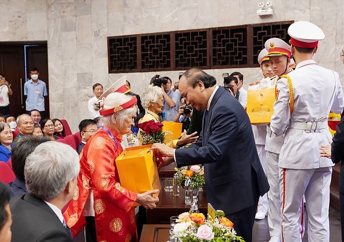 Chủ tịch nước Nguyễn Xuân Phúc tặng quà cho Mẹ Việt Nam anh hùng Nguyễn Thị Điểm tại Hội nghị Gặp mặt đại biểu người có công với cách mạng tiêu biểu toàn quốc năm 2022