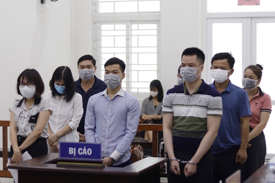 Xét xử 8 bị cáo đưa doanh nhân rởm lên chuyên cơ Đoàn Chủ tịch Quốc hội - 2 Xét xử 8 bị cáo đưa doanh nhân rởm lên chuyên cơ Đoàn Chủ tịch Quốc hội - 2
