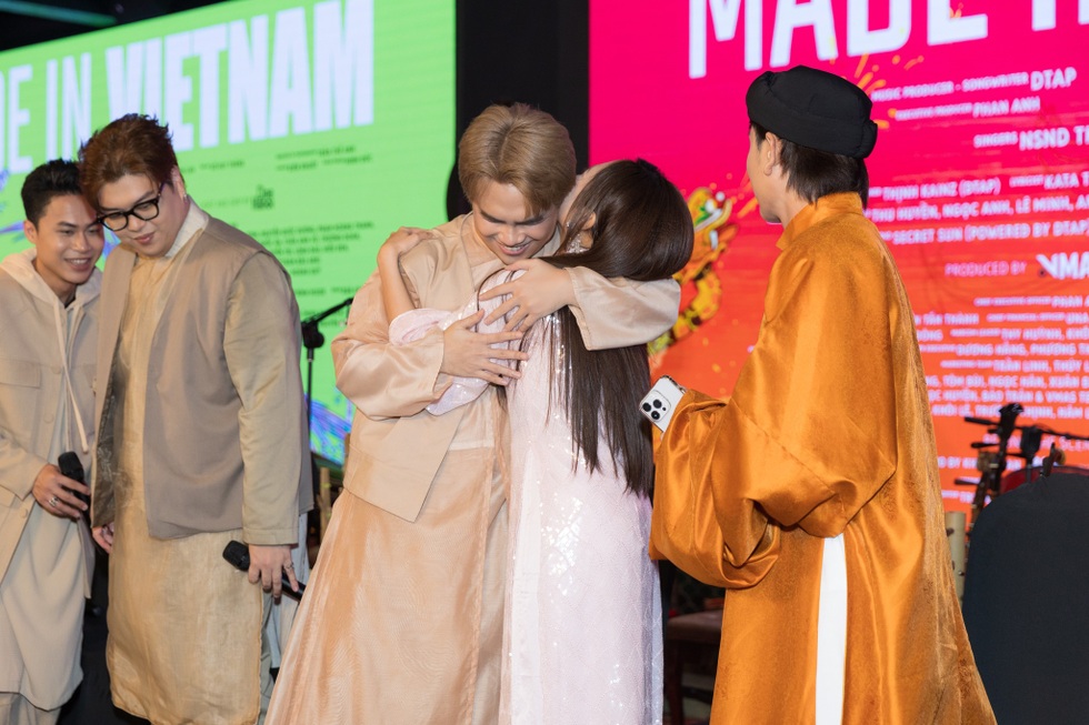 Viết tiếp bản hit 6 tỷ view: Ca khúc nào đang gây bão dịp 2/9? - 4 Viết tiếp bản hit 6 tỷ view: Ca khúc nào đang gây bão dịp 2/9? - 4