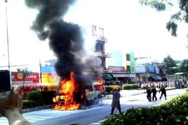 Xe khách bốc cháy ngùn ngụt khi đang lưu thông