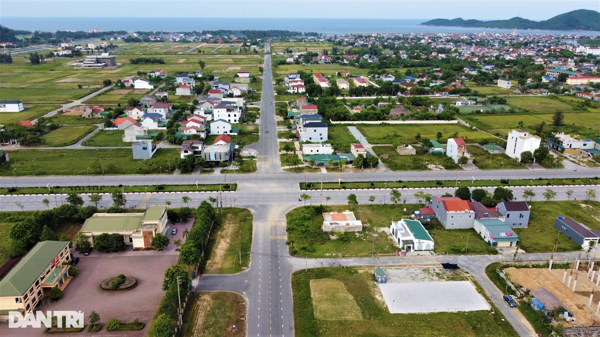 Đường trăm tỷ đứt đoạn do vướng 145 ngôi mộ, tai nạn liên tiếp xảy ra - 12 Đường trăm tỷ đứt đoạn do vướng 145 ngôi mộ, tai nạn liên tiếp xảy ra - 12