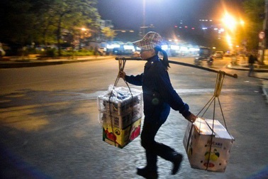 Người lao động mưu sinh trong đêm Hà Nội rét buốt