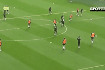 HLV Mourinho bị đốn ngã trên sân, học trò thi nhau chế giễu