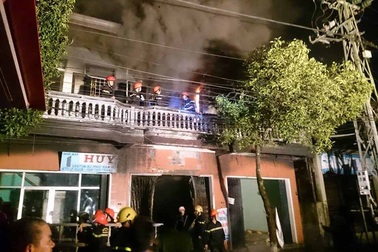 Cháy lớn giữa đêm, 3 người thoát chết nhờ ban công nhà hàng xóm