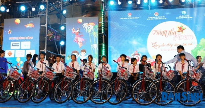 Tặng xe đạp động viên các em thiếu nhi chăm ngoan, học giỏi