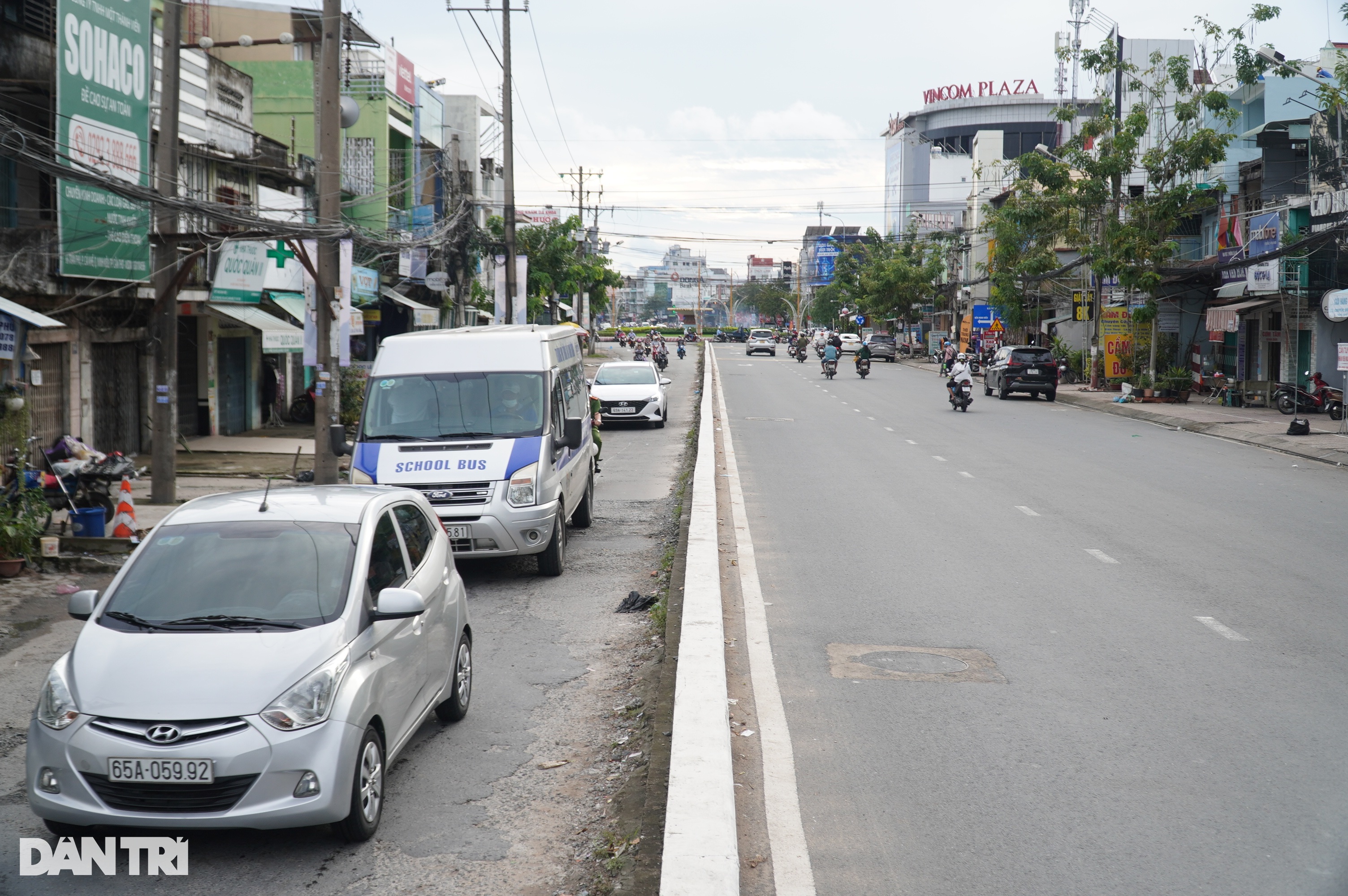 View - Đoạn đường lồi lõm như mặt trăng, làm 15 năm không xong ở trung tâm Cần Thơ | Báo Dân trí