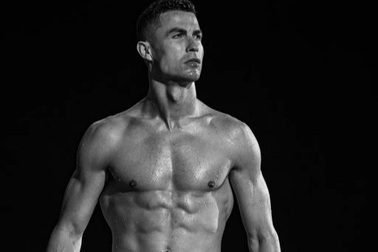 C.Ronaldo khoe cơ bụng 6 múi gây sốt cộng đồng mạng