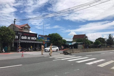 Xe container lật nghiêng sau tai nạn liên hoàn, 2 người thương vong