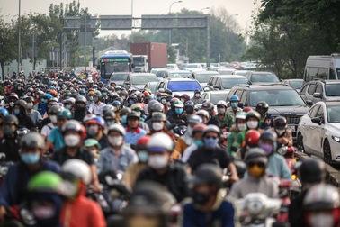 Giao thông TPHCM ùn ứ cục bộ sáng đầu tuần sau kỳ nghỉ Tết