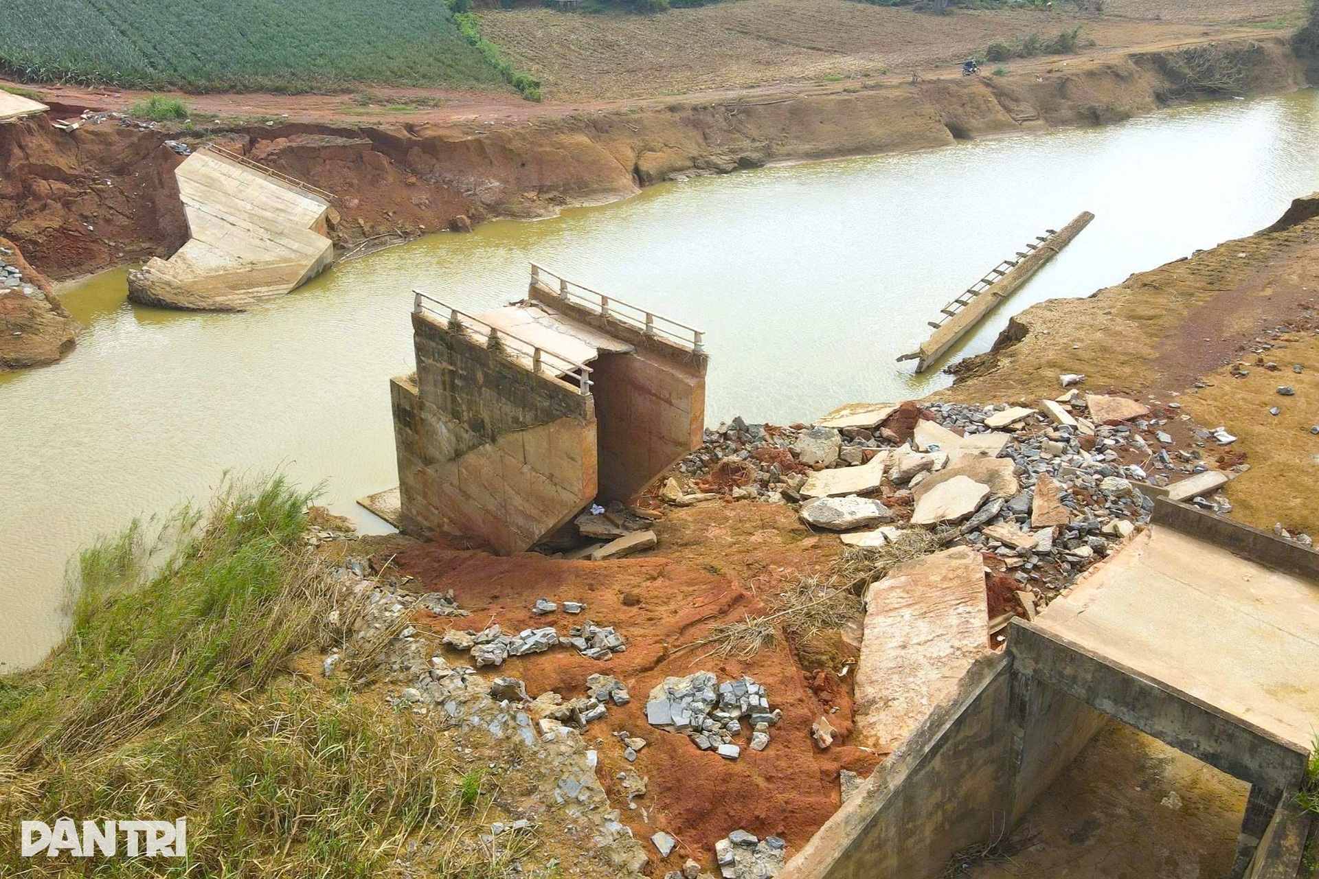 Cầu sập sau bão, dân dựng cầu khỉ để qua lại, học sinh đi vòng hơn 10km - 3 Cầu sập sau bão, dân dựng cầu khỉ để qua lại, học sinh đi vòng hơn 10km - 3