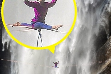 "Hết hồn" nhìn nghệ sĩ yoga biểu diễn trên dây vắt ngang thác nước